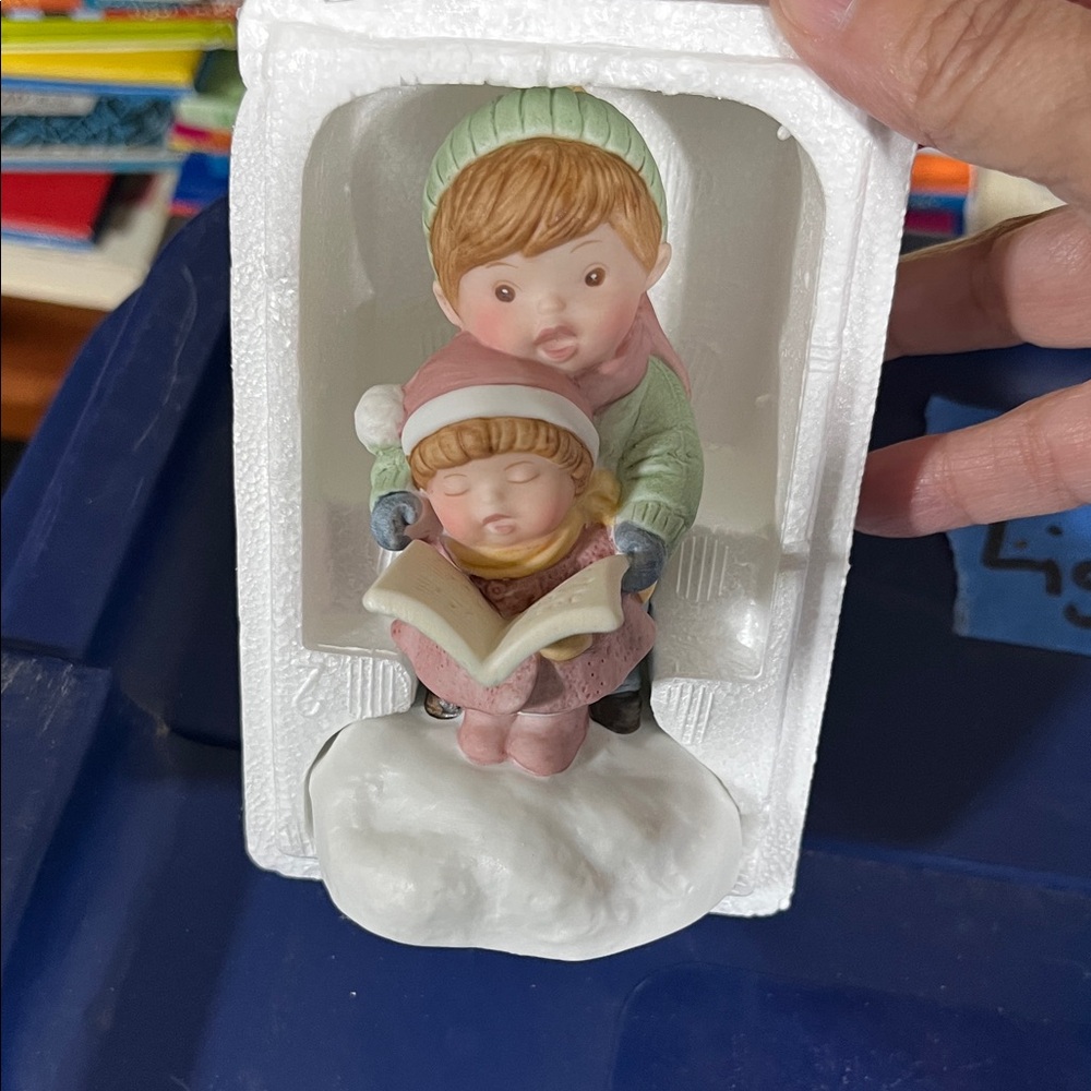 Avon musical 🎶 Handpainted Porcelain Figurine - Joy to the World 1985